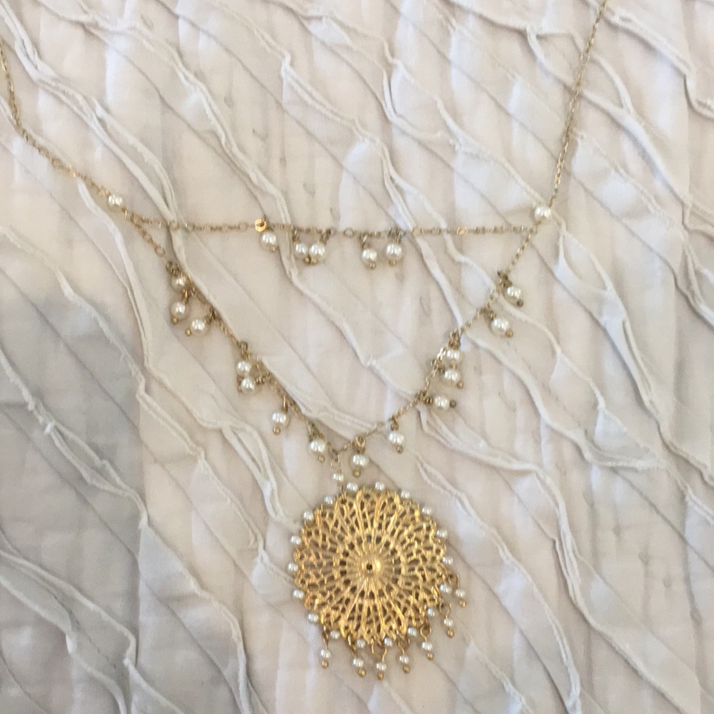 Gold necklace with pearls